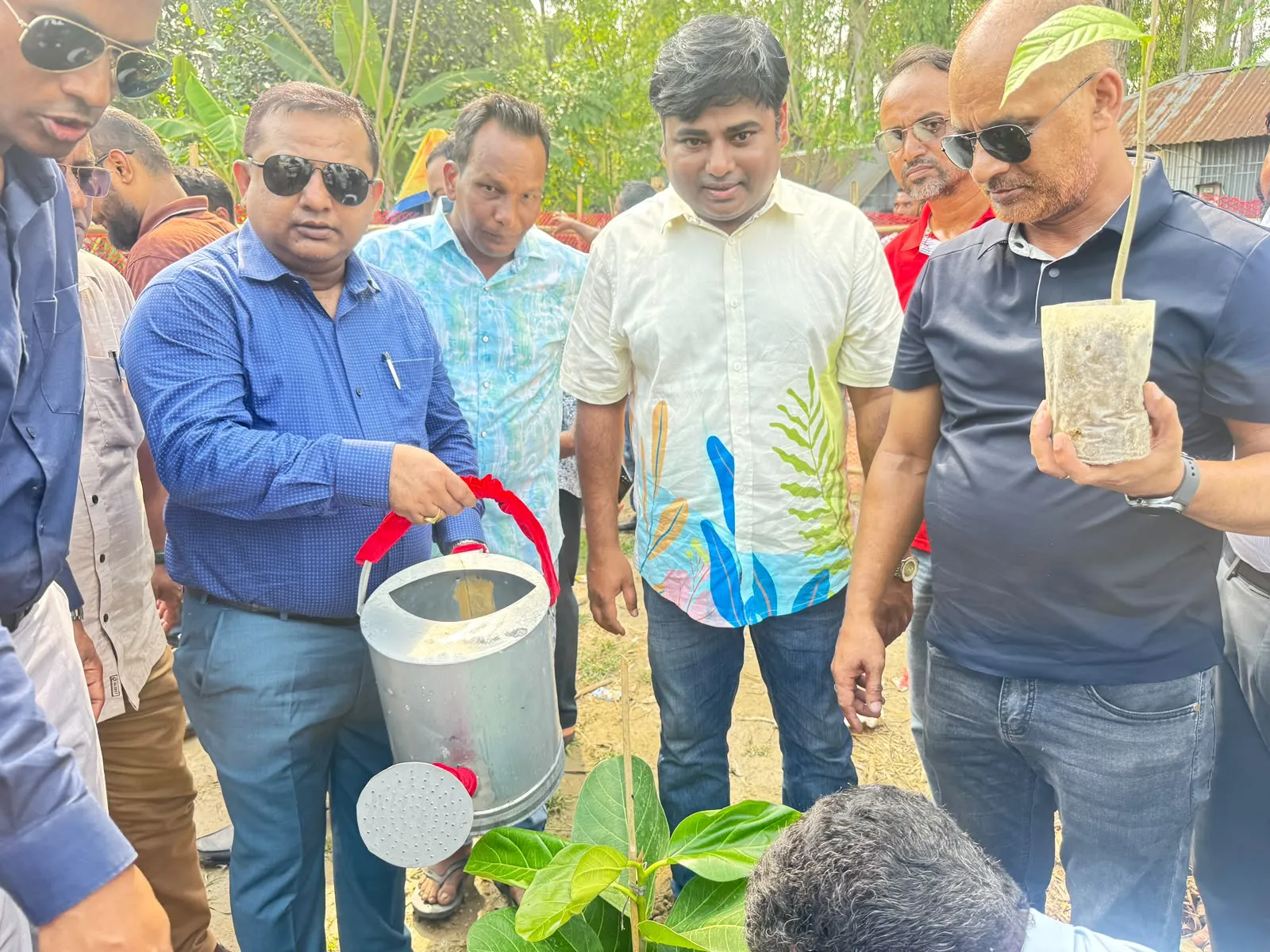 সিরাজগঞ্জে পরিবেশকর্মী পলাশের উদ্যোগ: জেলা প্রশাসককে ২০ প্রজাতির ১০০টি বিরল বৃক্ষ উপহার