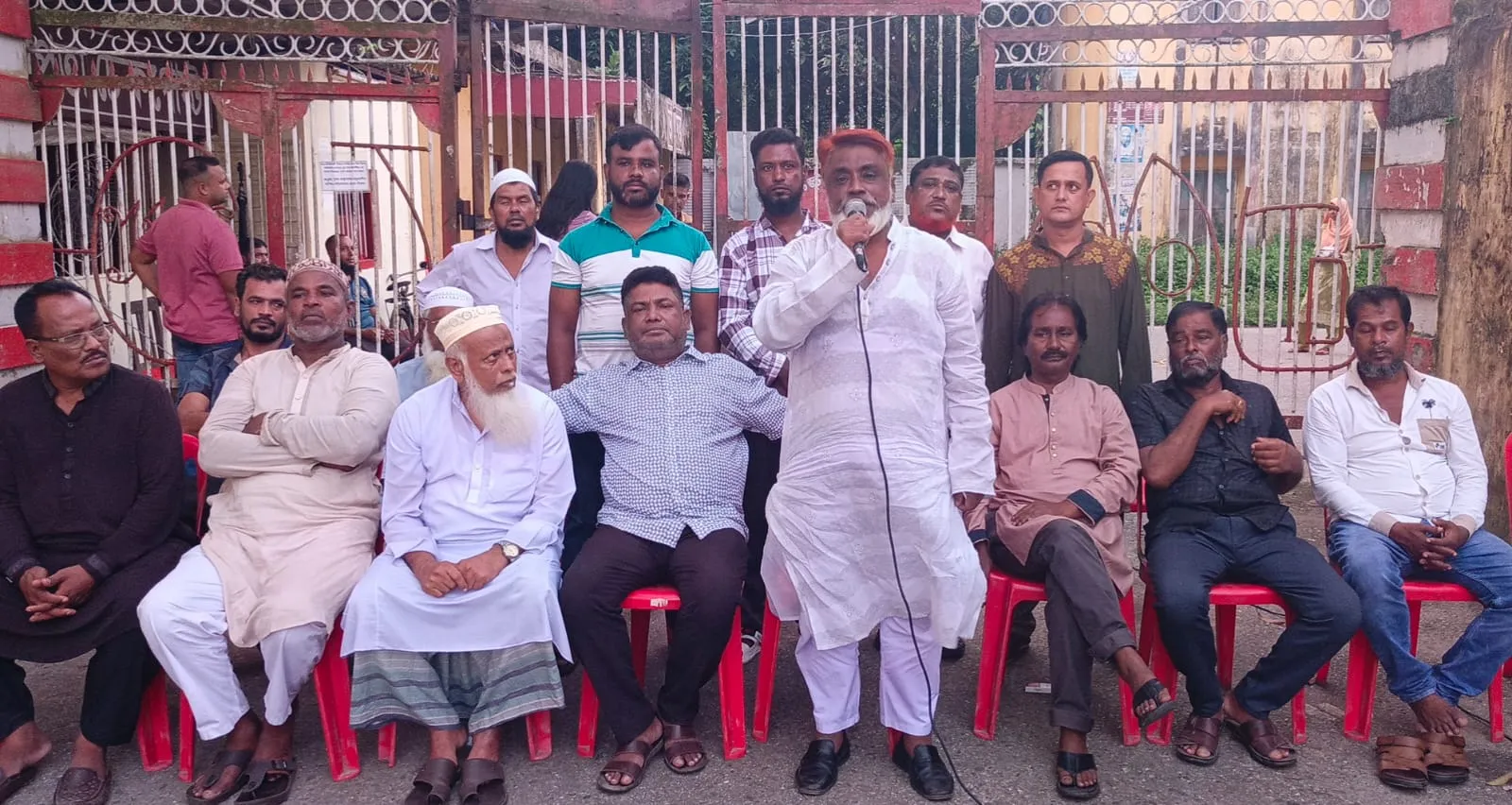জুট মিল চালু ও প্রকল্পপ্রধানের অপসারণের দাবিতে খুলনায় শ্রমিক সমাবেশ