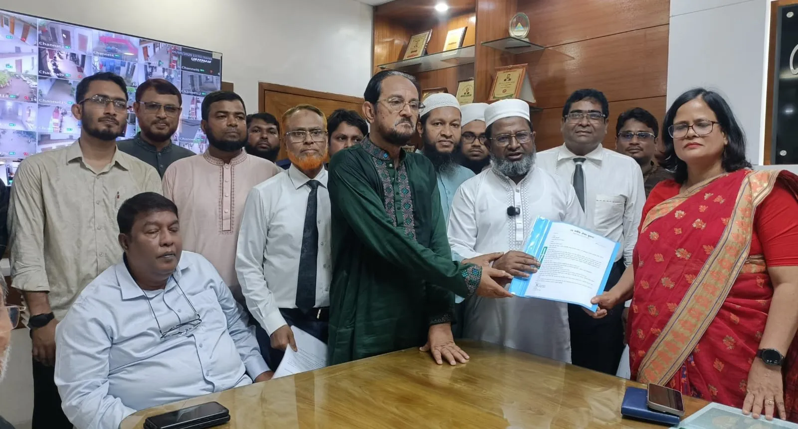 তেল-গ্যাস-বিদ্যুৎ ও নিত্যপণ্যের মূল্যবৃদ্ধি প্রত্যাহারের দাবিতে স্মারকলিপি