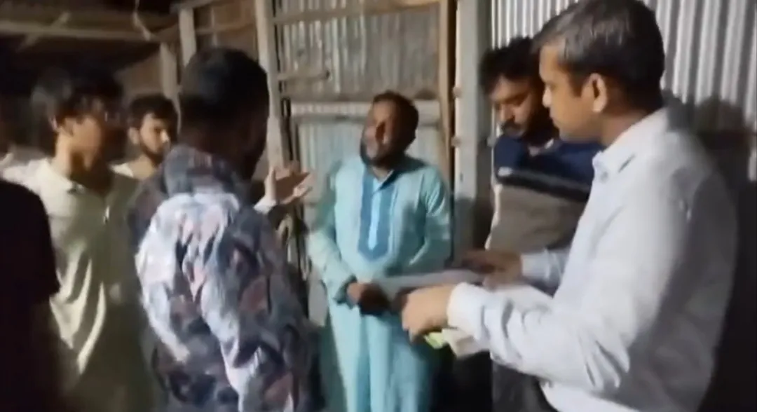 সিরাজগঞ্জে অবৈধভাবে সার মজুদ, জামায়াত নেতাকে ২৫ হাজার টাকা জরিমানা
